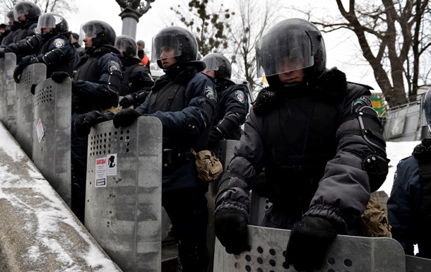 Милиция начала штурм блокпостов митингующих в центре Киева - оппозиция Милиция начала штурм блокпостов митингующих в центре Киева - оппозиция