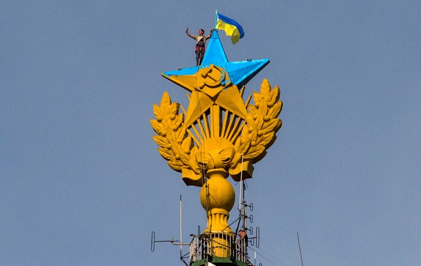 Флаг Украины на московской высотке Флаг Украины на московской высотке