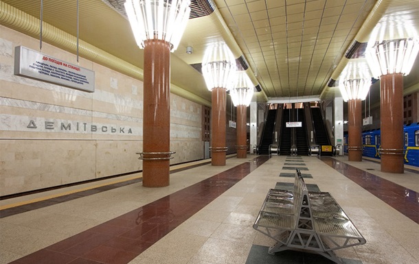 Трое мужчин с гранатой и наркотиками задержаны на станции метро в Киеве Трое мужчин с гранатой и наркотиками задержаны на станции метро в Киеве