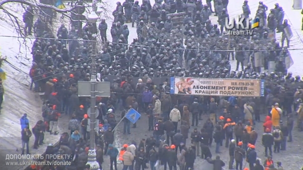 На улице Грушевского продолжается противостояние между активистами и милицией