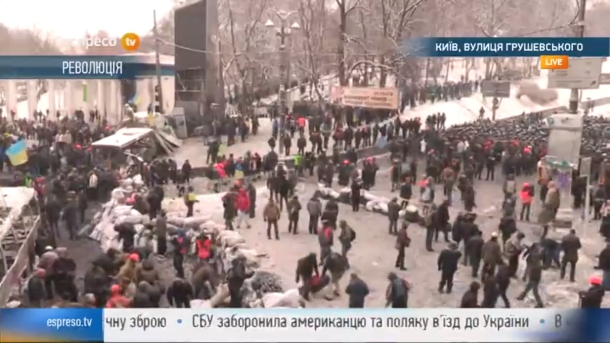 На улице Грушевского продолжается противостояние между активистами и милицией На улице Грушевского продолжается противостояние между активистами и милицией