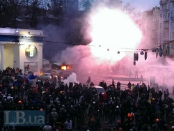 Шумовая граната разорвала ногу митингующему, у второго повреждена голова