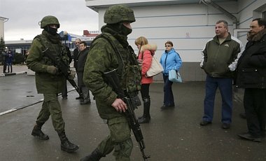 28 февраля, приехавшая на нескольких КамАЗах группа вооруженных людей без опознавательных знаков взяла под контроль аэропорт Симферополь (фото - ЕРА) 28 февраля, приехавшая на нескольких КамАЗах группа вооруженных людей без опознавательных знаков взяла под контроль аэропорт Симферополь (фото - ЕРА)