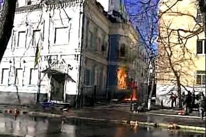 В Киеве подожгли центральный офис Партии регионов, - СМИ В Киеве подожгли центральный офис Партии регионов, - СМИ