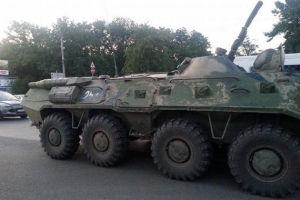 В Ростове-на-Дону жители задержали два БТР без номеров, которые ехали на фронт в Украину. ФОТО