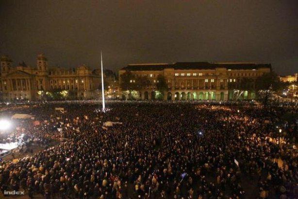 День народного гнева: В центре Будапешта более 10 тысяч людей протестовали против коррупции власти. ФОТОрепортаж+ВИДЕО День народного гнева: В центре Будапешта более 10 тысяч людей протестовали против коррупции власти. ФОТОрепортаж+ВИДЕО