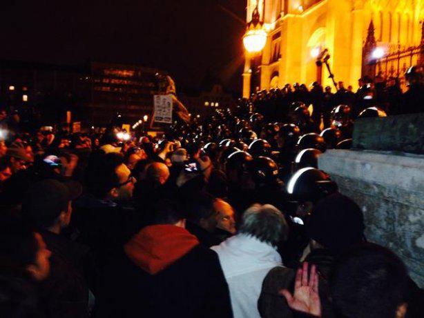 День народного гнева: В центре Будапешта более 10 тысяч людей протестовали против коррупции власти. ФОТОрепортаж+ВИДЕО День народного гнева: В центре Будапешта более 10 тысяч людей протестовали против коррупции власти. ФОТОрепортаж+ВИДЕО