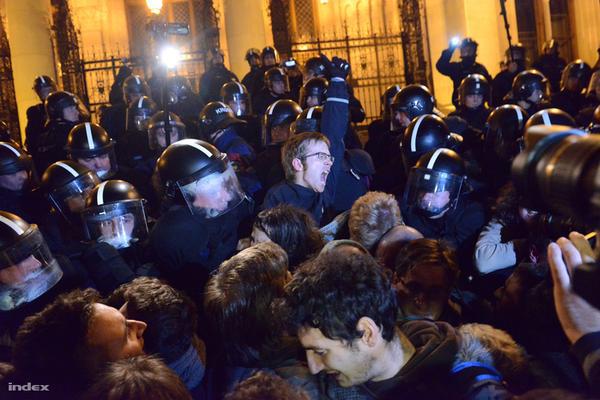 День народного гнева: В центре Будапешта более 10 тысяч людей протестовали против коррупции власти. ФОТОрепортаж+ВИДЕО День народного гнева: В центре Будапешта более 10 тысяч людей протестовали против коррупции власти. ФОТОрепортаж+ВИДЕО
