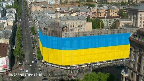 Ахметов закрыл украинским флагом обидные для него и для Путина надписи. ФОТОрепортаж+ВИДЕО