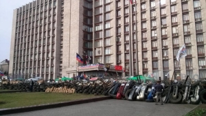 Сепаратисты в Донецке укрепляют баррикады возле ОГА и, судя по всему, не собираются расходиться