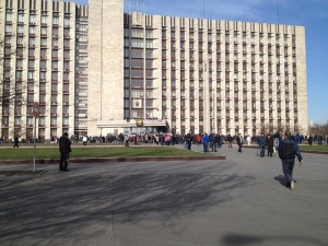 Донецкие сепаратисты имитируют Майдан: шины, булыжники, бутерброды.
