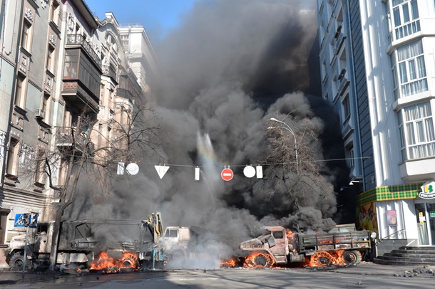 Первые столкновения и поджог грузовиков на Шелковичной
