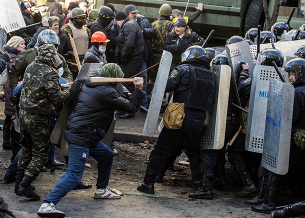 Первые столкновения и поджог грузовиков на Шелковичной Первые столкновения и поджог грузовиков на Шелковичной