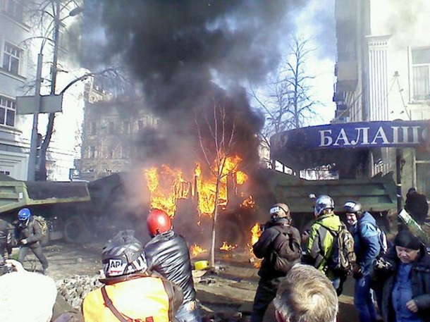 Первые столкновения и поджог грузовиков на Шелковичной