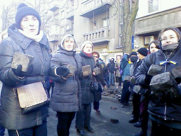 В ход пошли палки, камни и коктейли Молотова В ход пошли палки, камни и коктейли Молотова