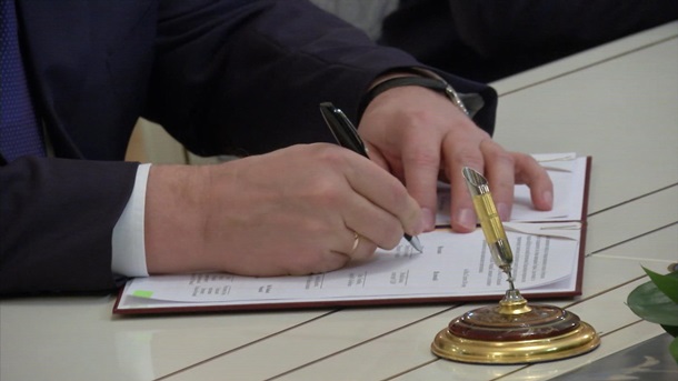 Подписание «мирного соглашения» с Януковичем Подписание «мирного соглашения» с Януковичем