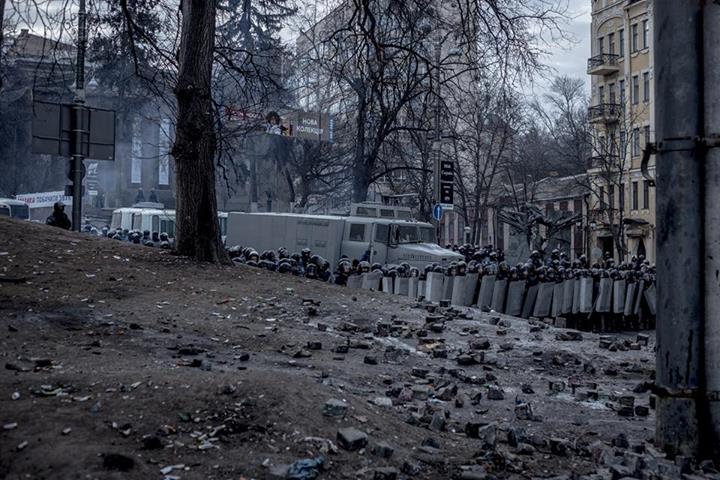 Утренняя роса. В воздухе до сих пор витает запах газа. Утренняя роса. В воздухе до сих пор витает запах газа.