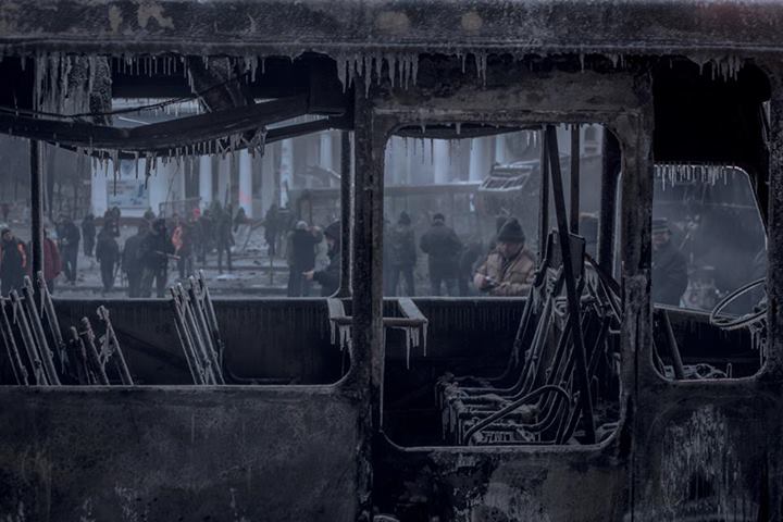 Утренняя роса. В воздухе до сих пор витает запах газа. Утренняя роса. В воздухе до сих пор витает запах газа.