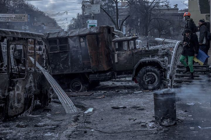Утренняя роса. В воздухе до сих пор витает запах газа. Утренняя роса. В воздухе до сих пор витает запах газа.