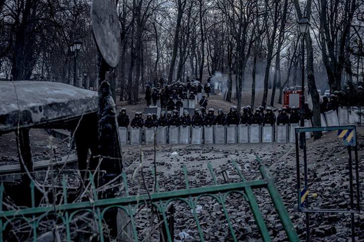 Утренняя роса. В воздухе до сих пор витает запах газа. Утренняя роса. В воздухе до сих пор витает запах газа.