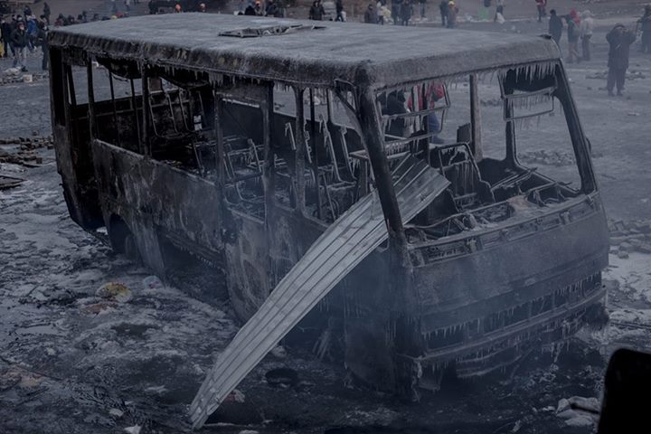 Утренняя роса. В воздухе до сих пор витает запах газа. Утренняя роса. В воздухе до сих пор витает запах газа.
