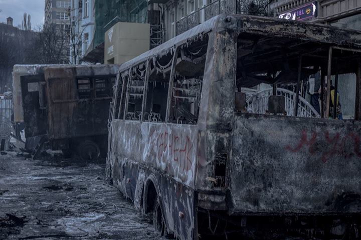 Утренняя роса. В воздухе до сих пор витает запах газа. Утренняя роса. В воздухе до сих пор витает запах газа.
