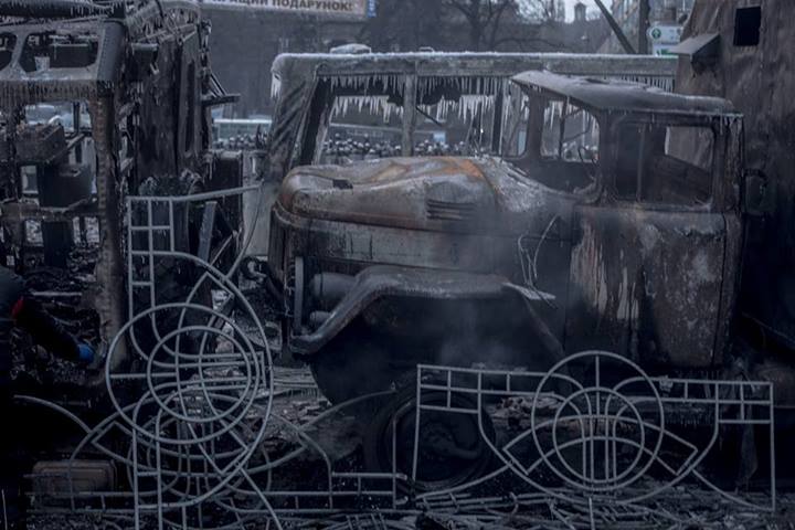 Утренняя роса. В воздухе до сих пор витает запах газа. Утренняя роса. В воздухе до сих пор витает запах газа.