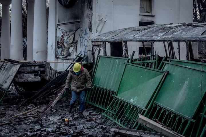 Утренняя роса. В воздухе до сих пор витает запах газа. Утренняя роса. В воздухе до сих пор витает запах газа.
