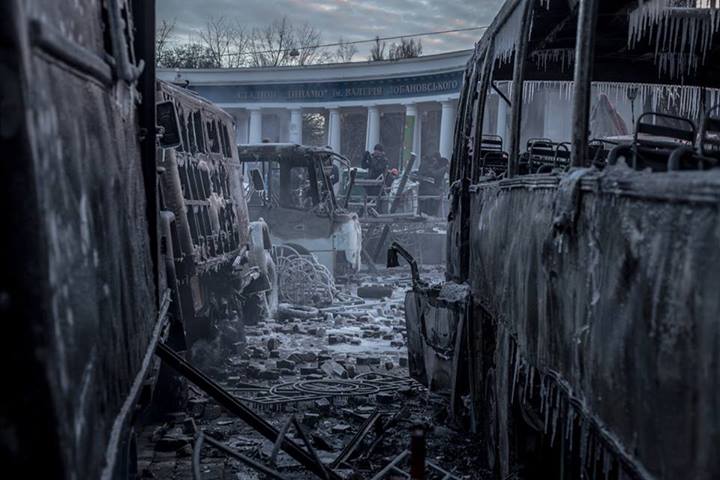 Утренняя роса. В воздухе до сих пор витает запах газа. Утренняя роса. В воздухе до сих пор витает запах газа.
