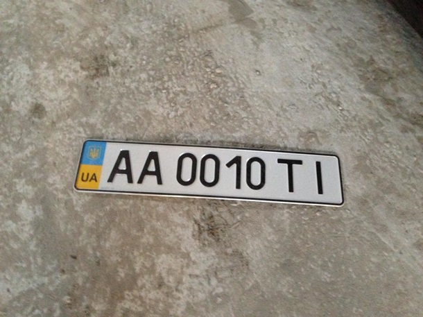 Активисты нашли склад элитных авто под Киевом Активисты нашли склад элитных авто под Киевом