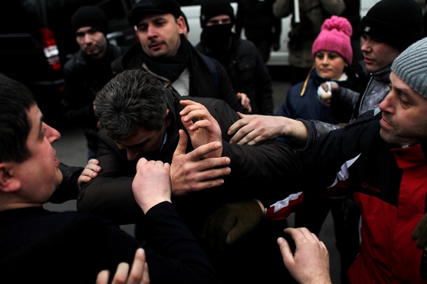 Реакция на появление на улицах Киева депутата-регионала и сторонника ПР Реакция на появление на улицах Киева депутата-регионала и сторонника ПР