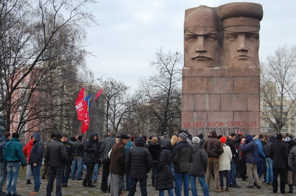 Попытки уничтожить памятник чекистам в Киеве Попытки уничтожить памятник чекистам в Киеве