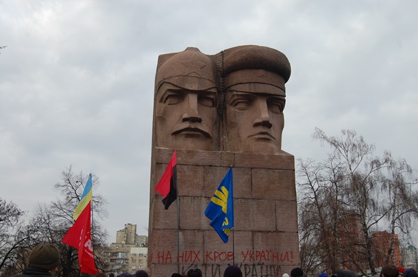 Попытки уничтожить памятник чекистам в Киеве Попытки уничтожить памятник чекистам в Киеве