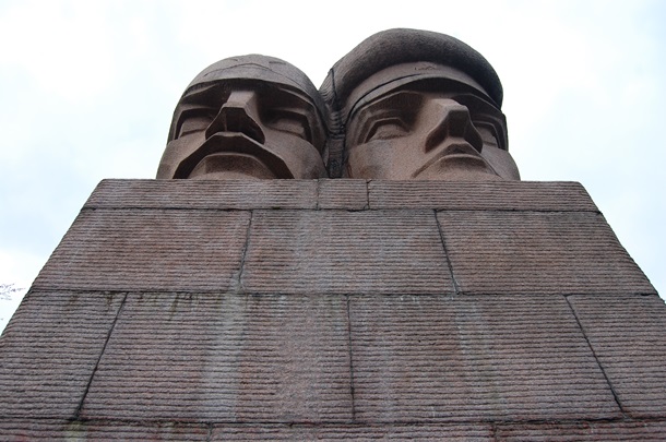 Попытки уничтожить памятник чекистам в Киеве Попытки уничтожить памятник чекистам в Киеве