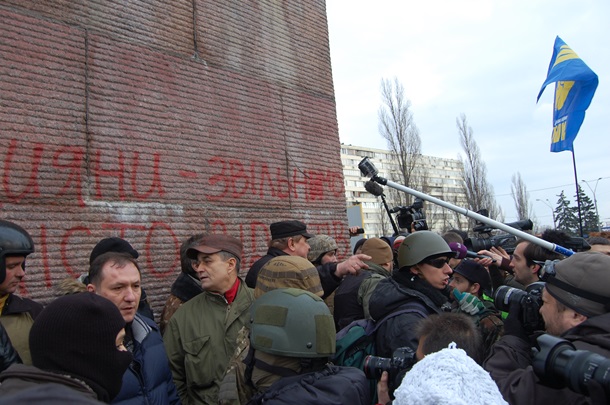 Попытки уничтожить памятник чекистам в Киеве Попытки уничтожить памятник чекистам в Киеве