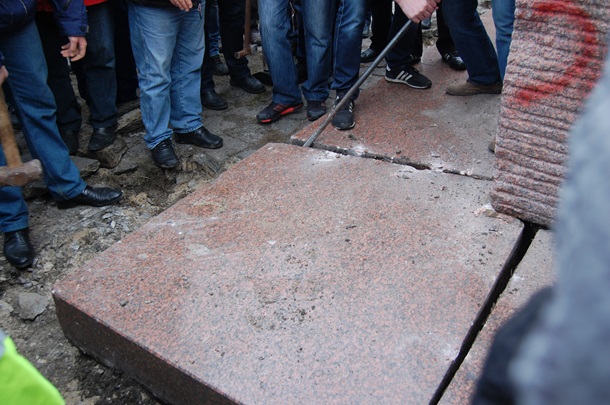 Попытки уничтожить памятник чекистам в Киеве Попытки уничтожить памятник чекистам в Киеве