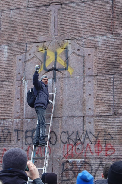 Попытки уничтожить памятник чекистам в Киеве Попытки уничтожить памятник чекистам в Киеве