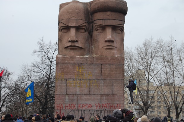Попытки уничтожить памятник чекистам в Киеве Попытки уничтожить памятник чекистам в Киеве