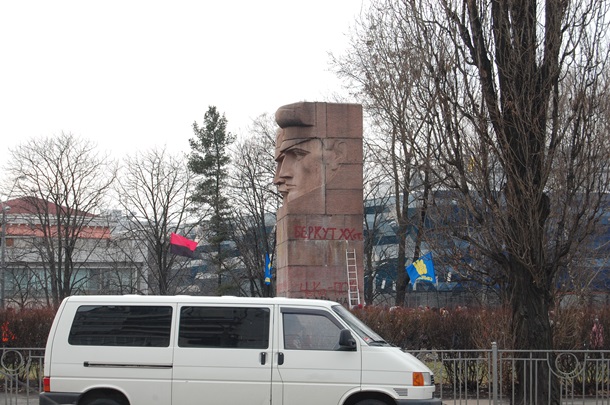 Попытки уничтожить памятник чекистам в Киеве Попытки уничтожить памятник чекистам в Киеве