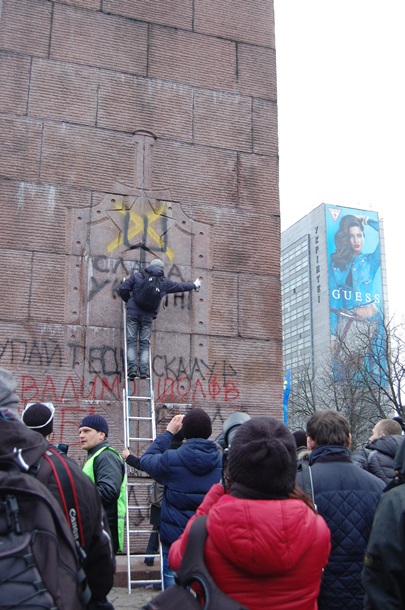 Попытки уничтожить памятник чекистам в Киеве Попытки уничтожить памятник чекистам в Киеве