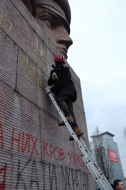 Попытки уничтожить памятник чекистам в Киеве Попытки уничтожить памятник чекистам в Киеве