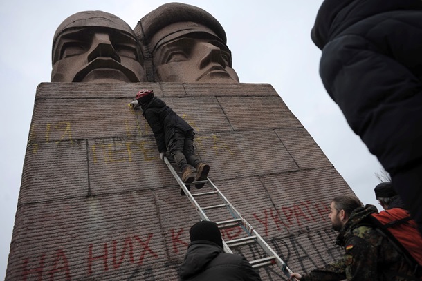 Попытки уничтожить памятник чекистам в Киеве Попытки уничтожить памятник чекистам в Киеве