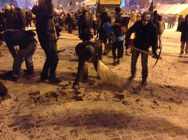 На Майдане остались ночевать около 100 тысяч активистов: стрельба, взрывы, новые баррикады и катапульта-2 На Майдане остались ночевать около 100 тысяч активистов: стрельба, взрывы, новые баррикады и катапульта-2
