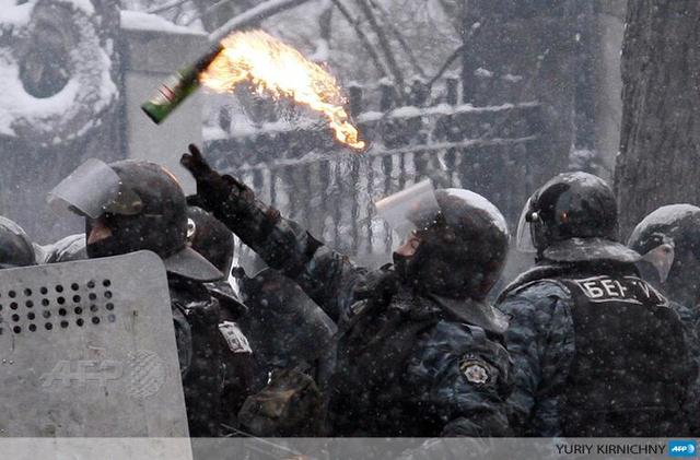 На Майдане остались ночевать около 100 тысяч активистов: стрельба, взрывы, новые баррикады и катапульта-2 На Майдане остались ночевать около 100 тысяч активистов: стрельба, взрывы, новые баррикады и катапульта-2