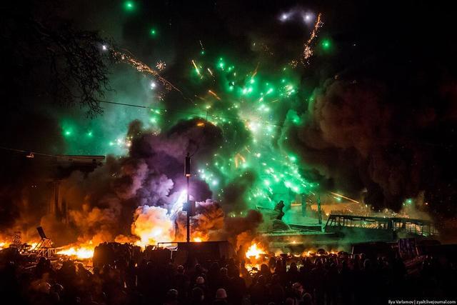 На Майдане остались ночевать около 100 тысяч активистов: стрельба, взрывы, новые баррикады и катапульта-2 На Майдане остались ночевать около 100 тысяч активистов: стрельба, взрывы, новые баррикады и катапульта-2