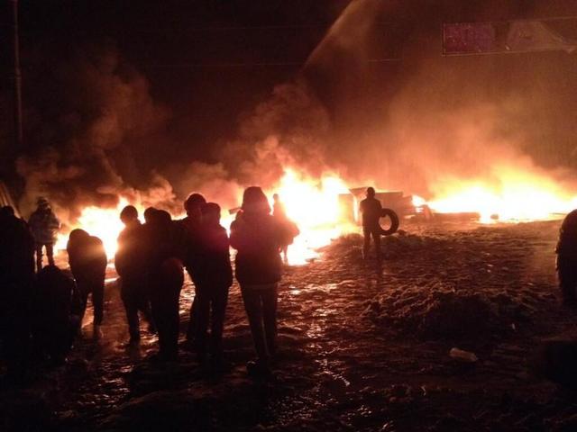 На Майдане остались ночевать около 100 тысяч активистов: стрельба, взрывы, новые баррикады и катапульта-2 На Майдане остались ночевать около 100 тысяч активистов: стрельба, взрывы, новые баррикады и катапульта-2