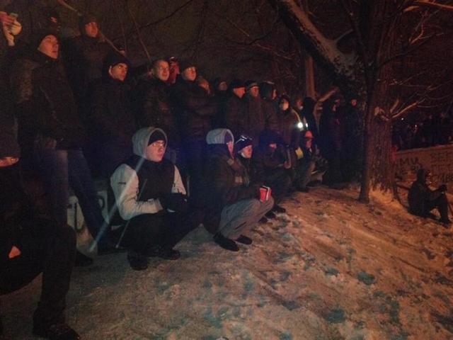 На Майдане остались ночевать около 100 тысяч активистов: стрельба, взрывы, новые баррикады и катапульта-2 На Майдане остались ночевать около 100 тысяч активистов: стрельба, взрывы, новые баррикады и катапульта-2
