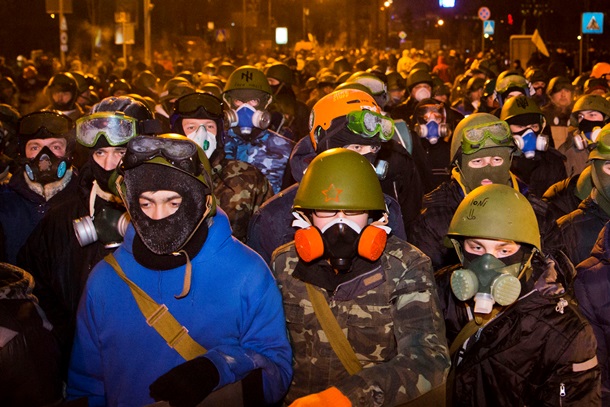 Недовольство оппозицией, захват зданий и молитва по убитым. Фото главных событий в Киеве 24 января