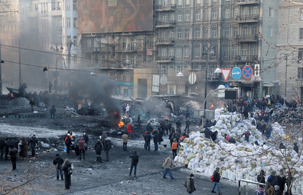 Недовольство оппозицией, захват зданий и молитва по убитым. Фото главных событий в Киеве 24 января