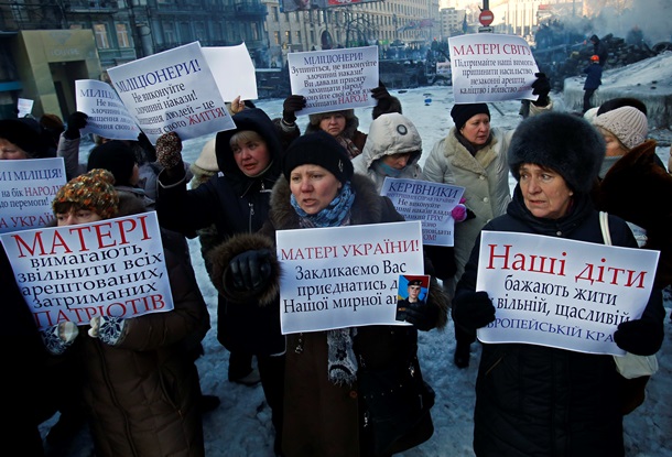 Недовольство оппозицией, захват зданий и молитва по убитым. Фото главных событий в Киеве 24 января